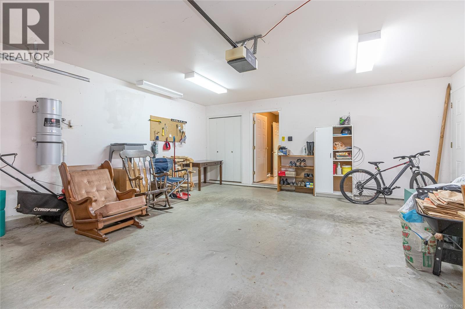 2228 Tarn Pl - 38