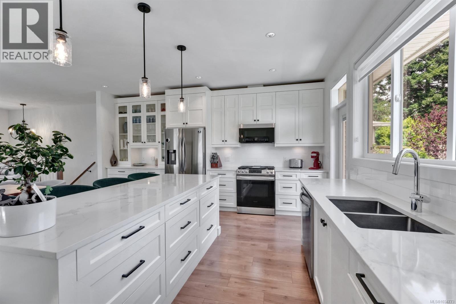 104 Golden Oaks Cres - Image 3