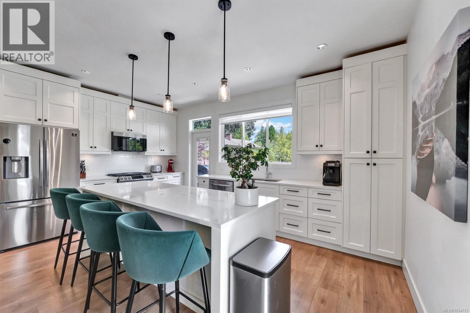 104 Golden Oaks Cres - 4