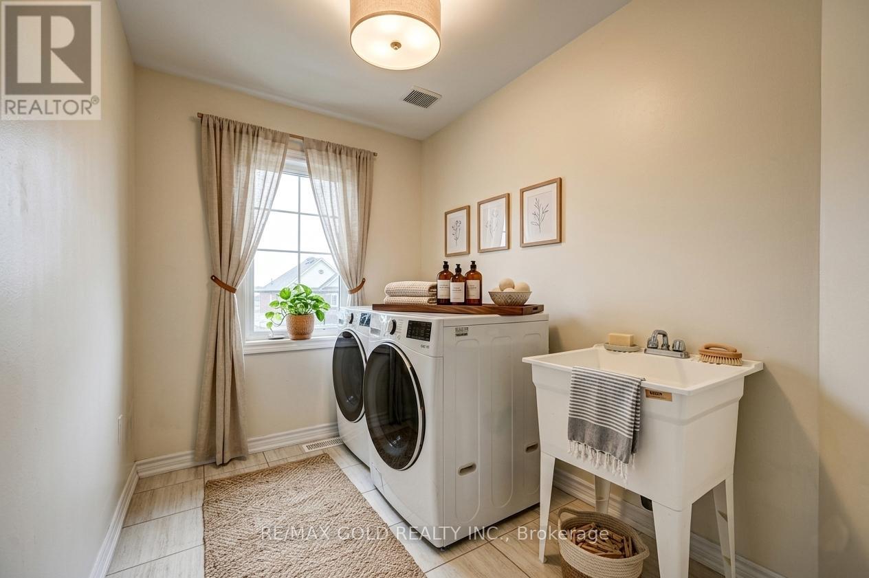 84 ATLANTIS DRIVE W - 24