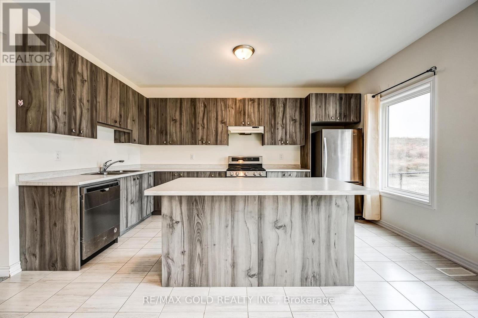 84 ATLANTIS DRIVE W - 6