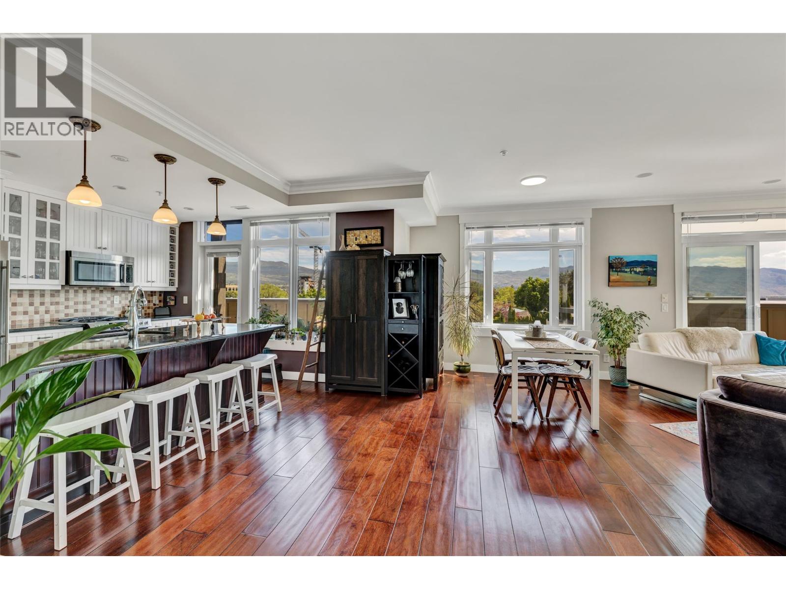 #305 2901 Abbott Street - 4