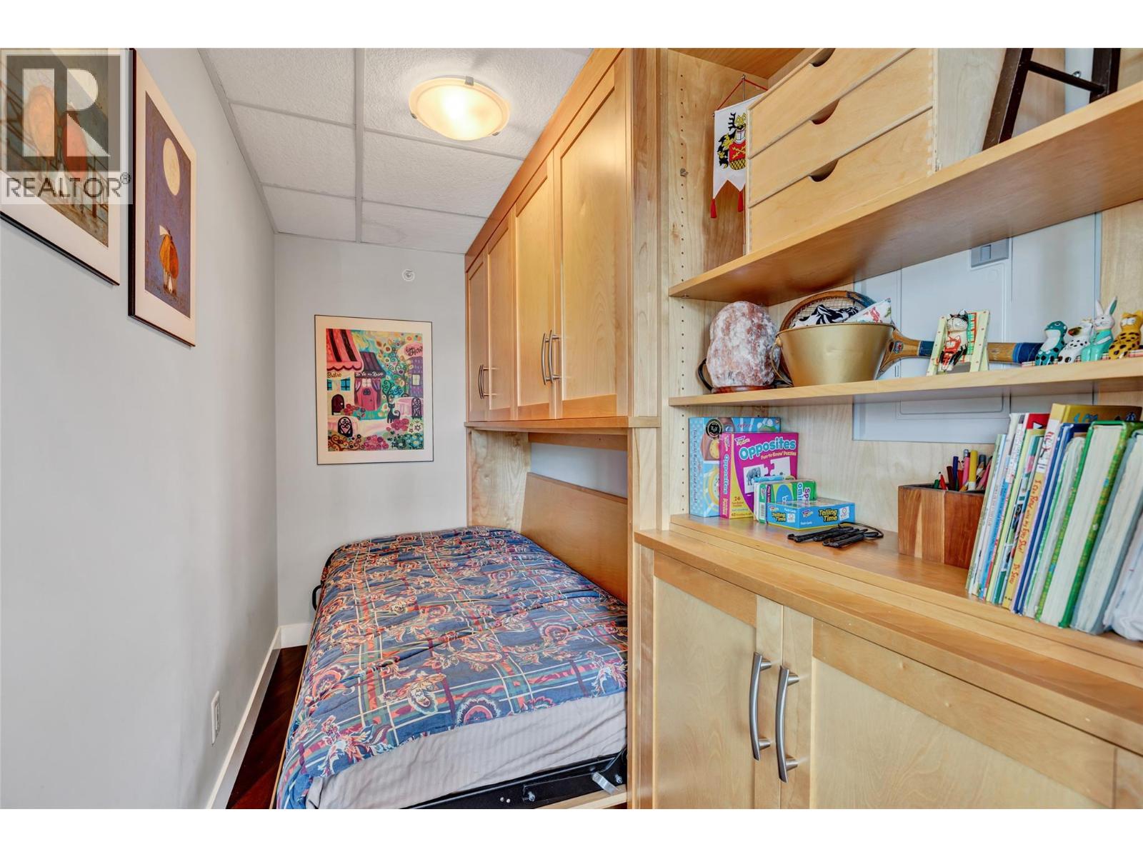#305 2901 Abbott Street - 31