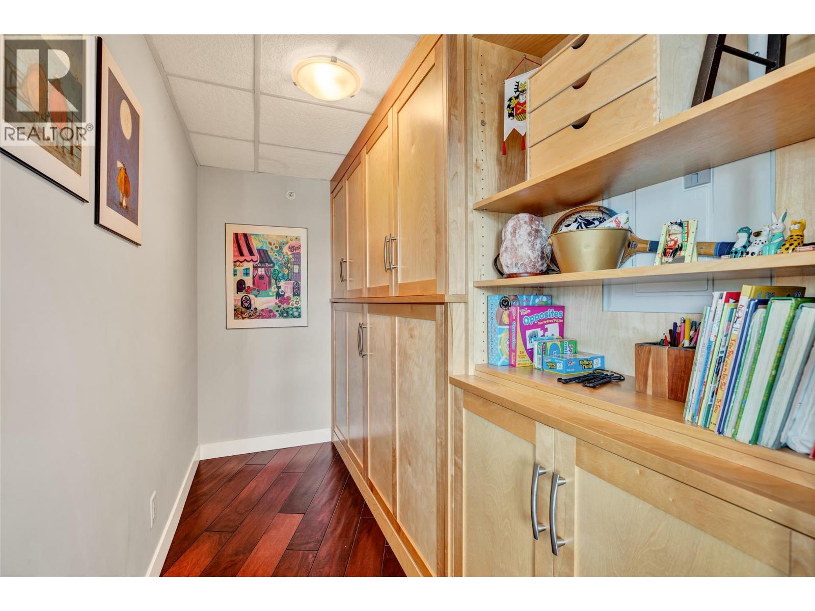 #305 2901 Abbott Street - 32