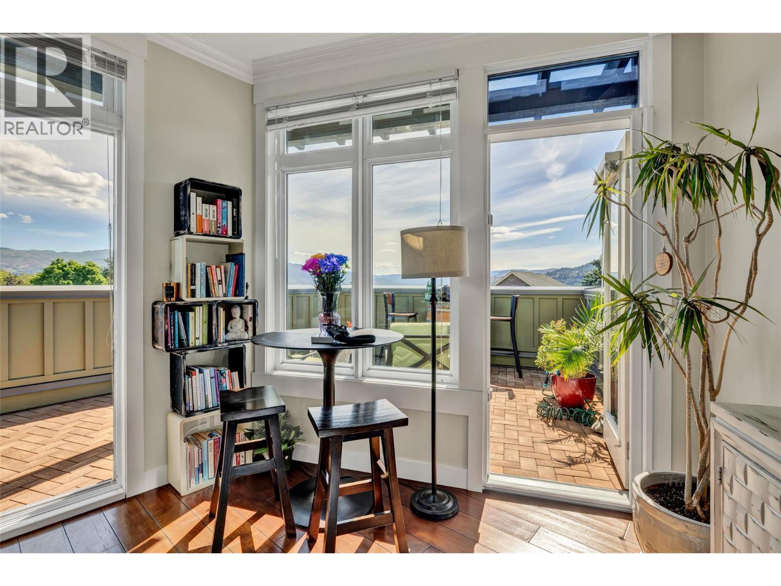 #305 2901 Abbott Street - 19