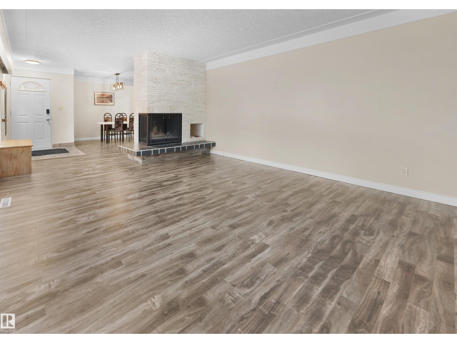 11819 75 AV NW - 9