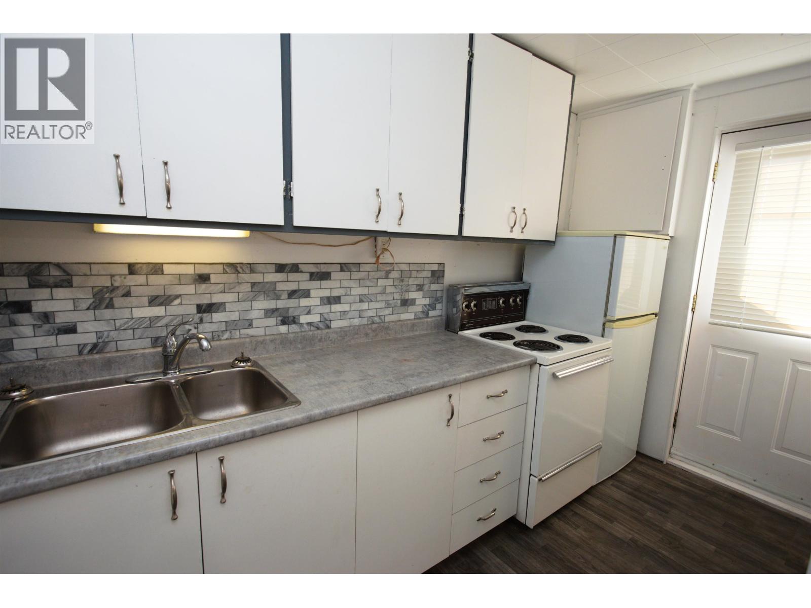 2152-2156 MCBRIDE CRESCENT - 11