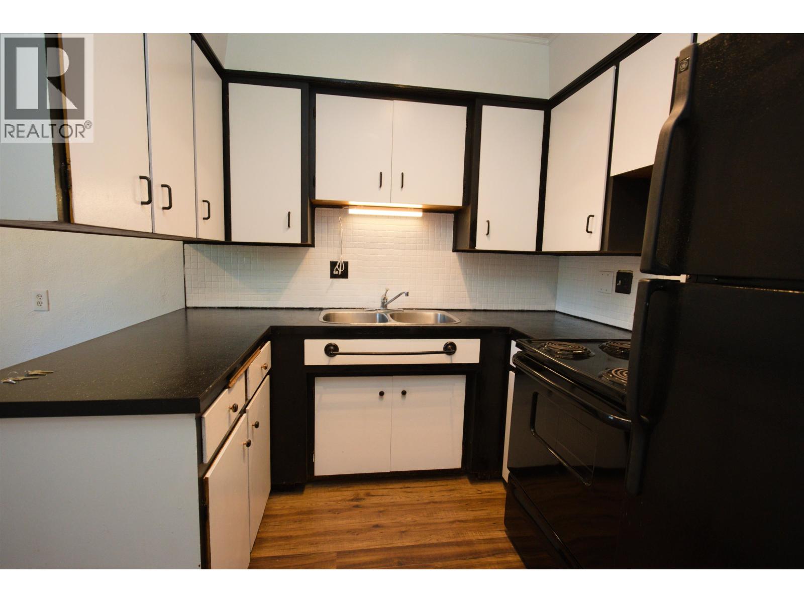 2152-2156 MCBRIDE CRESCENT - Image 2