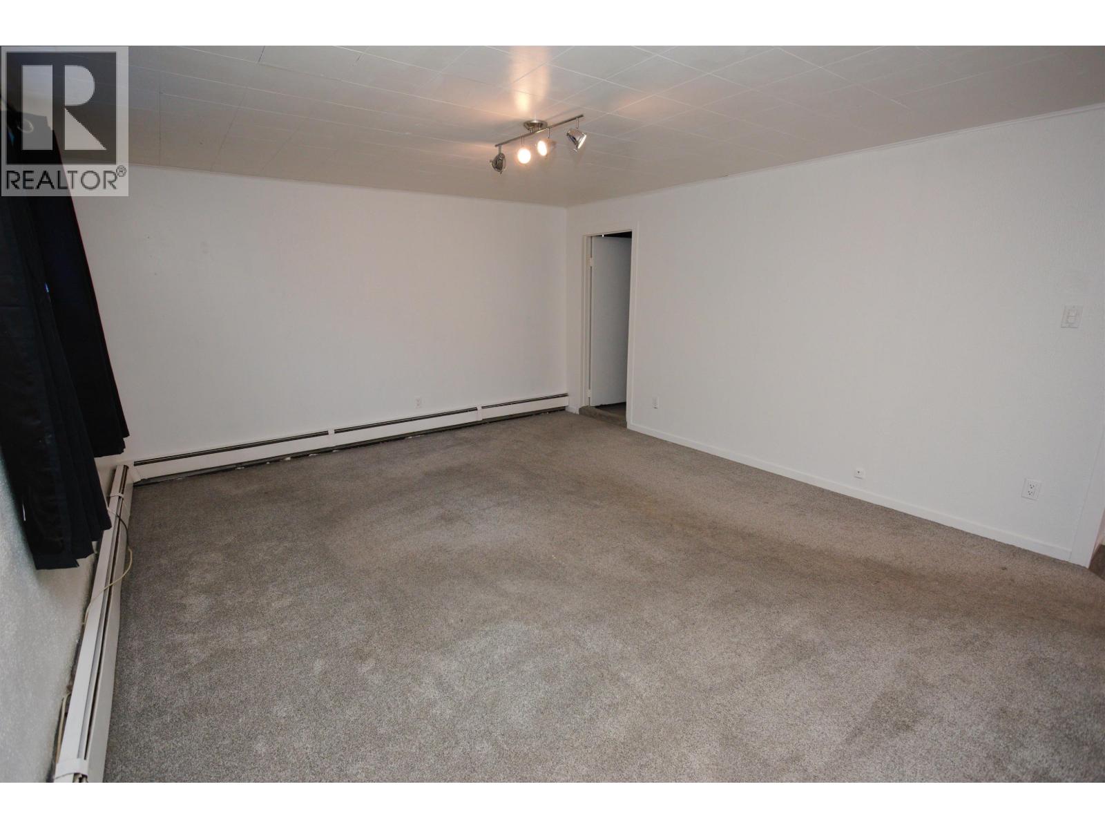 2152-2156 MCBRIDE CRESCENT - 10