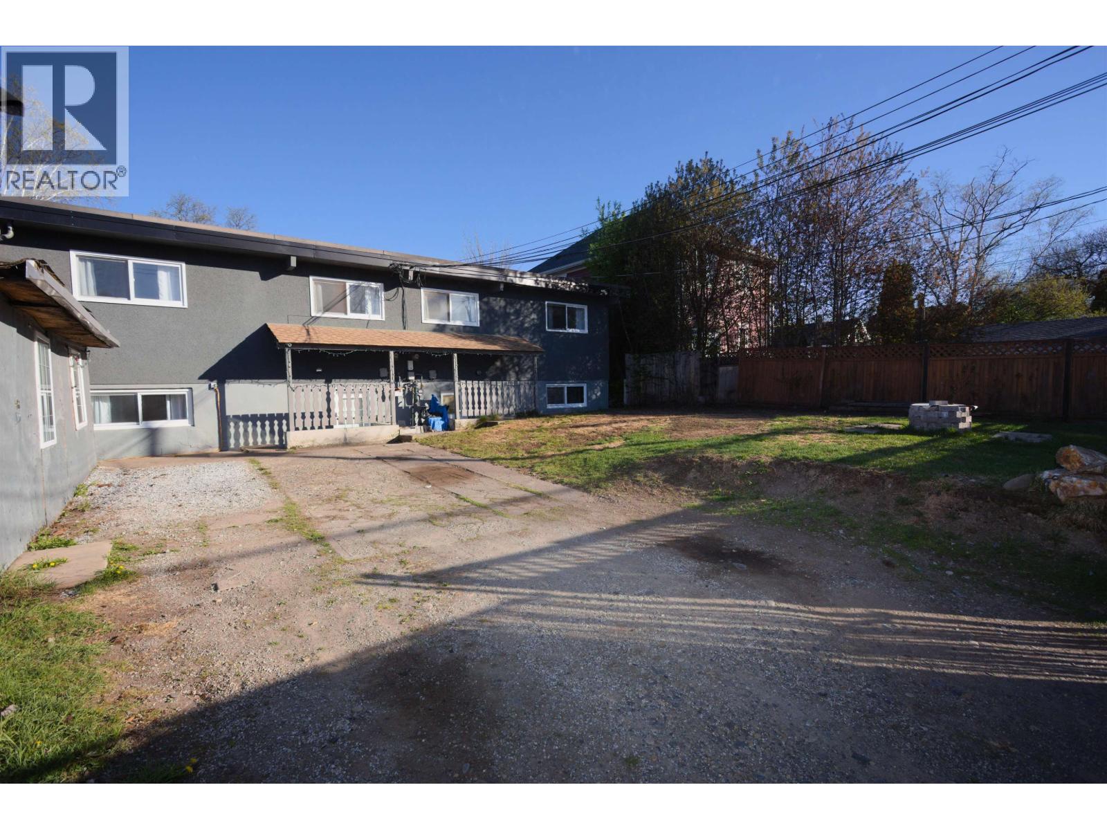 2152-2156 MCBRIDE CRESCENT - 25
