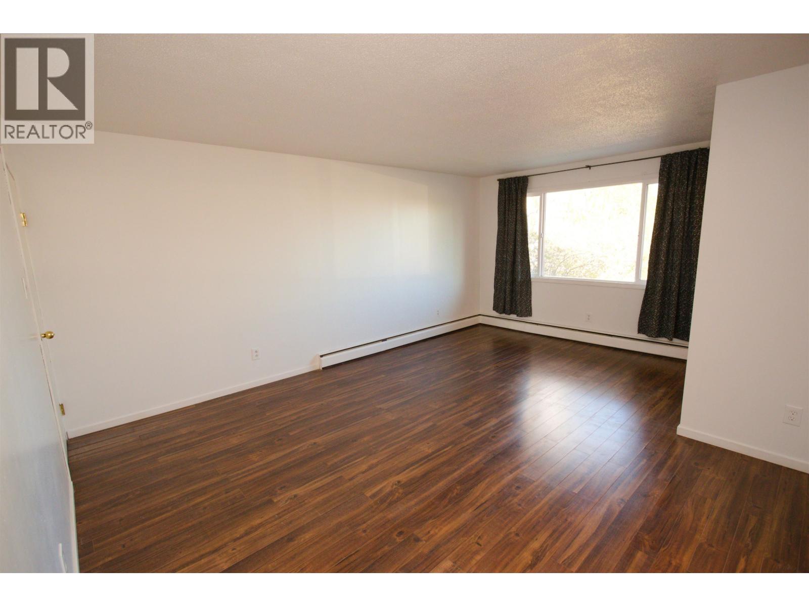 2152-2156 MCBRIDE CRESCENT - 4