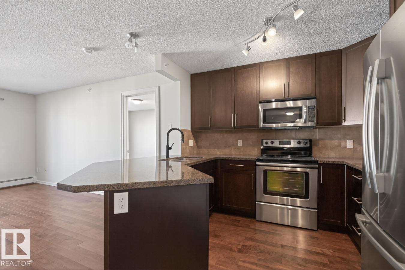 #404 2204 44 AV NW - 10