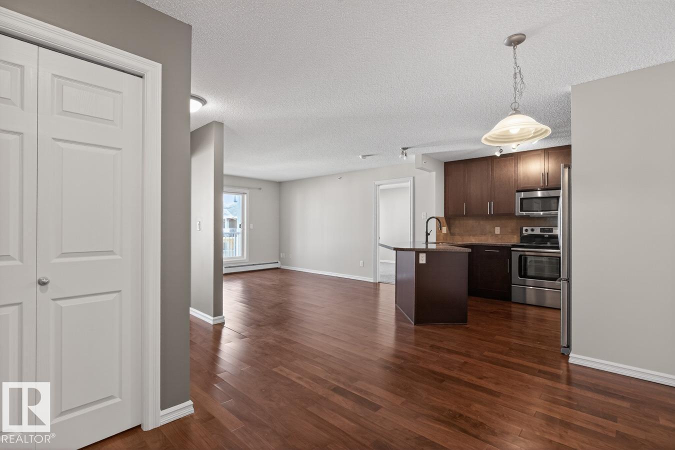 #404 2204 44 AV NW - 6