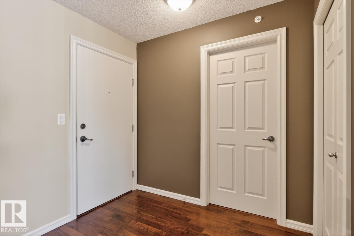 #404 2204 44 AV NW - 7