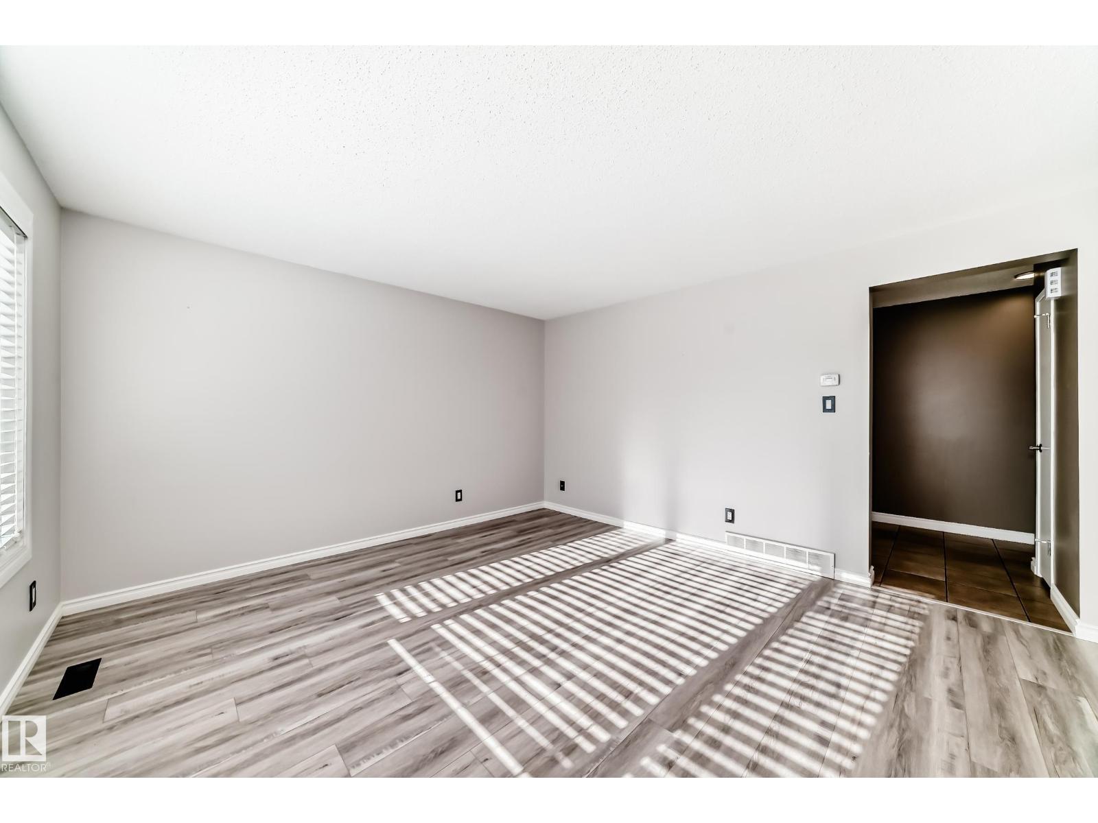 10226 152 ST NW - 10
