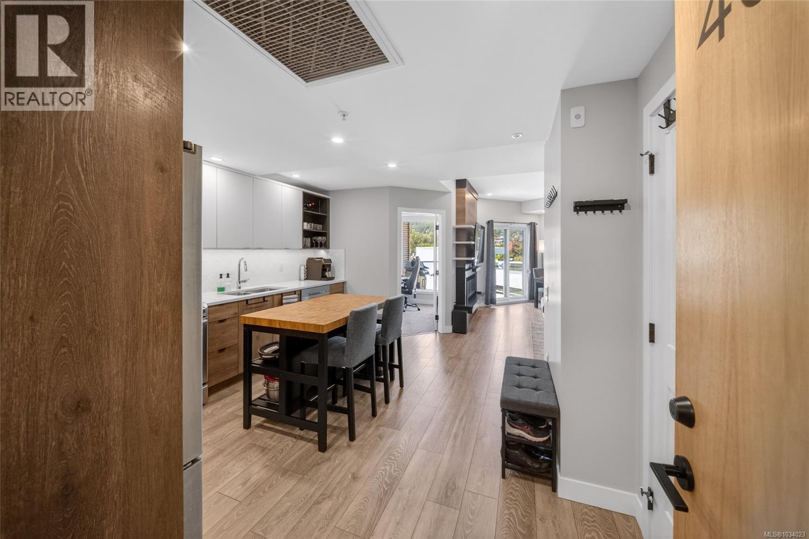 #405 950 Whirlaway Cres - Image 2