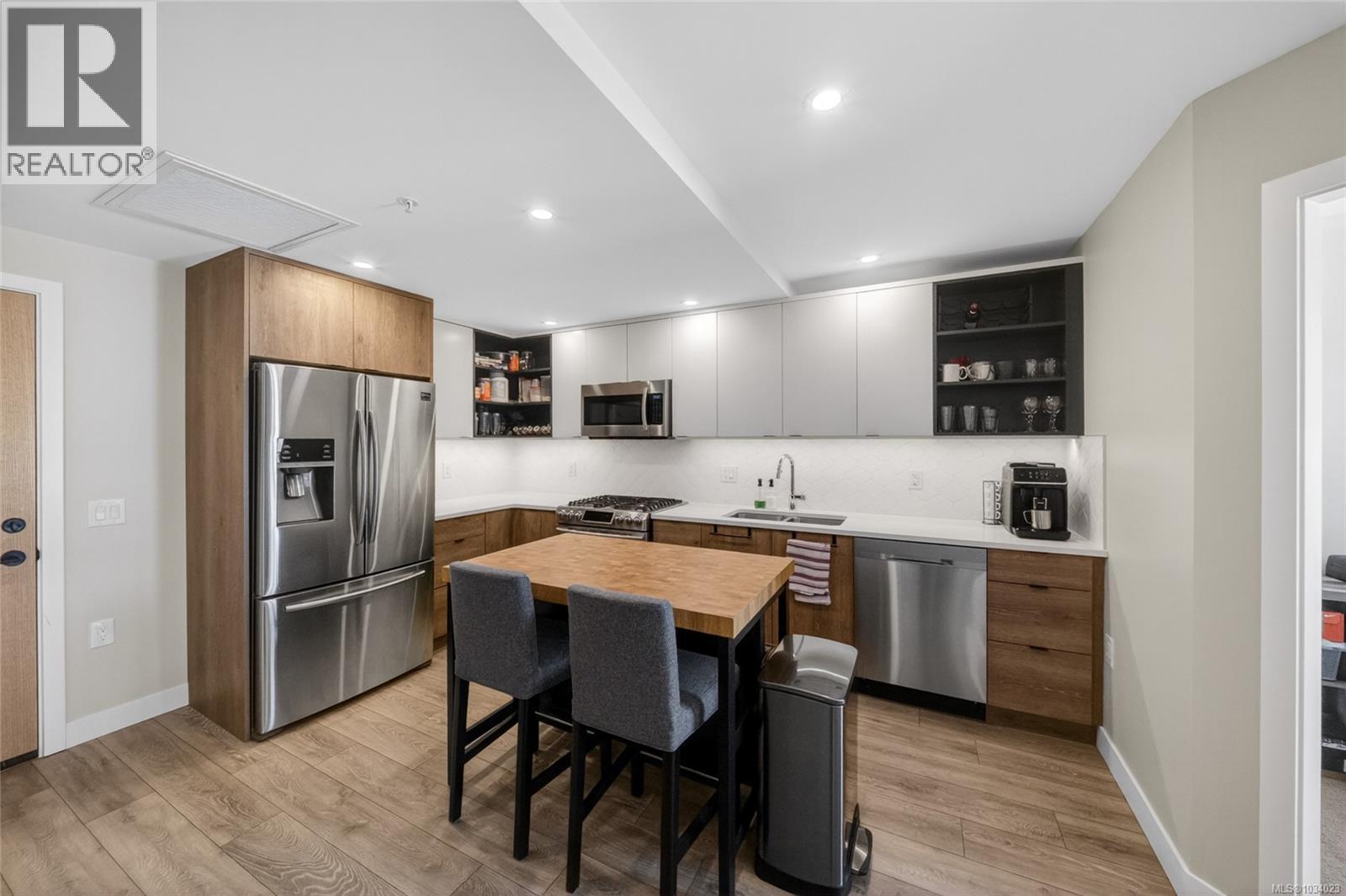 #405 950 Whirlaway Cres - 3