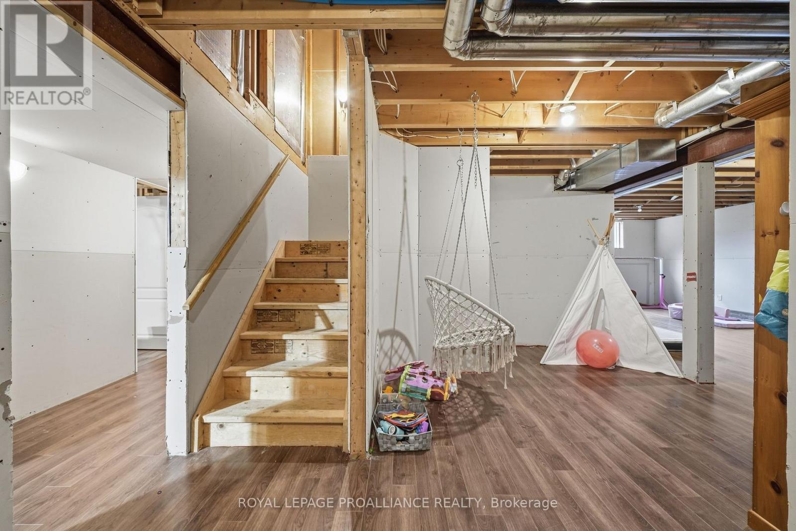 9 ESSEX DRIVE - 34