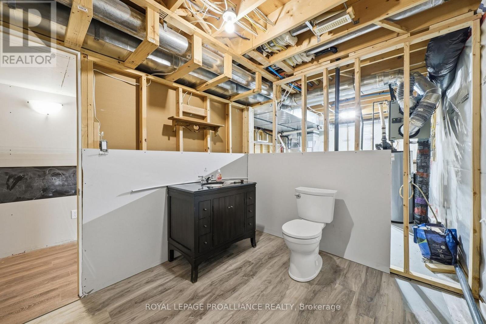 9 ESSEX DRIVE - 38