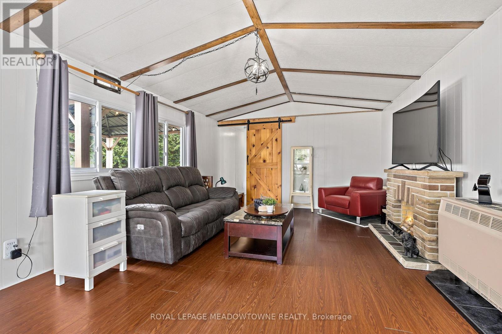4 LAUREL LANE - 10