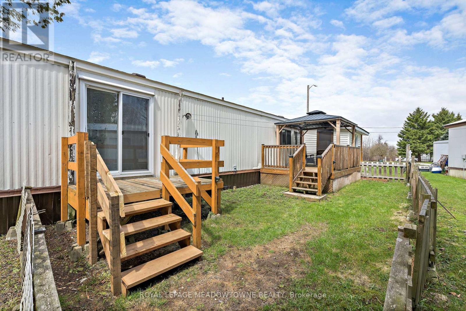 4 LAUREL LANE - 22