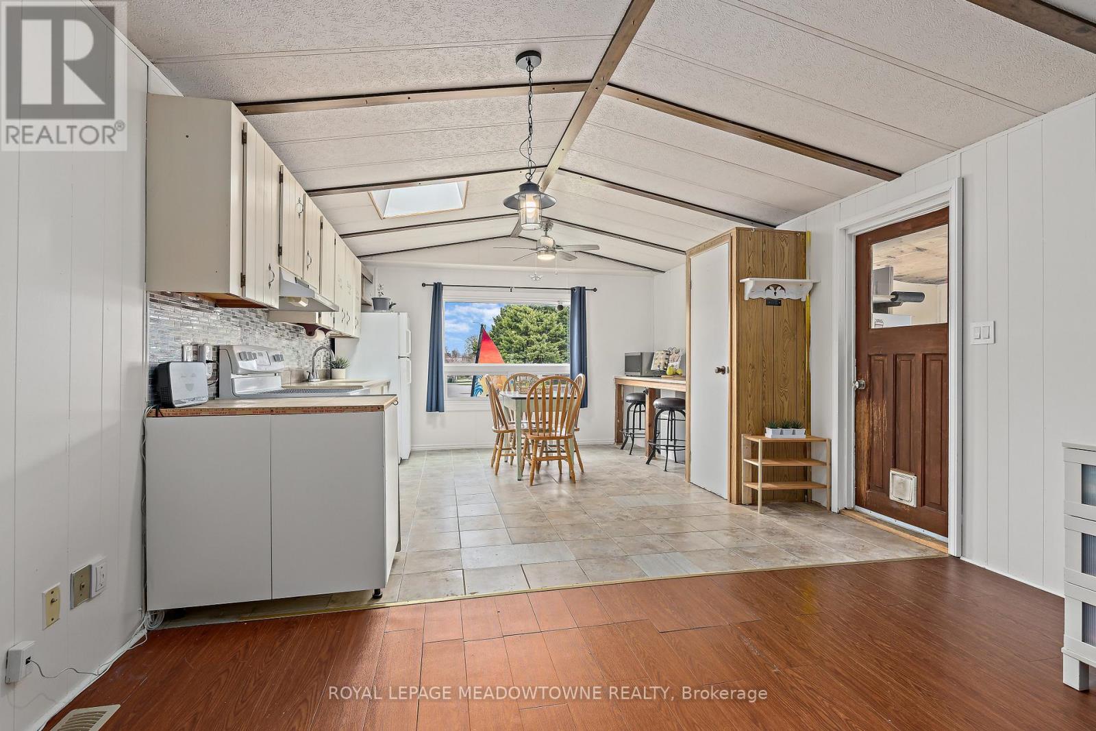 4 LAUREL LANE - 8