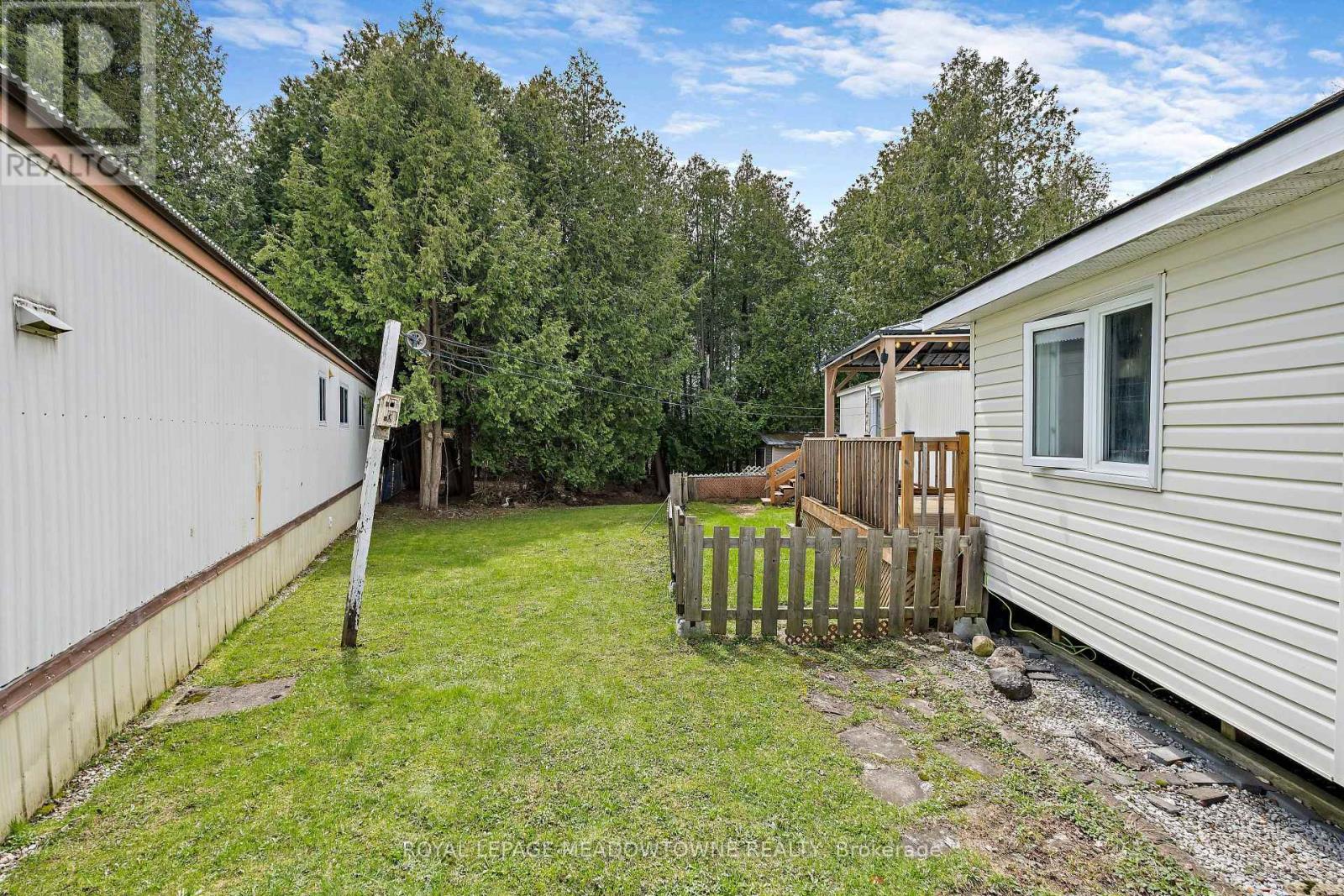 4 LAUREL LANE - 23