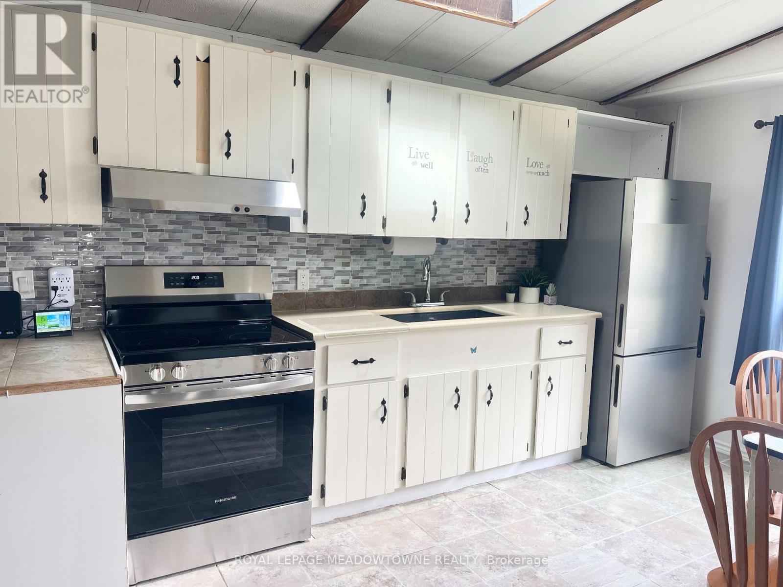 4 LAUREL LANE - 6