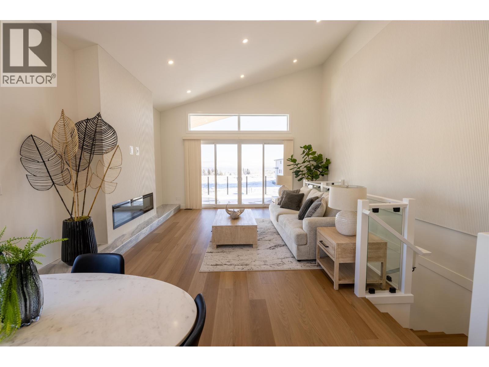 Photo 9 of 41 — 7807 SOUTHRIDGE AVENUE · Prince George, BC