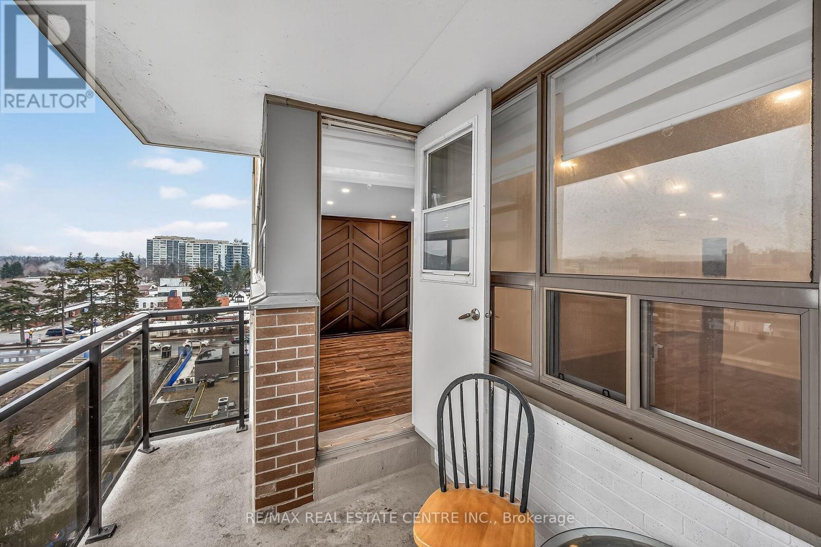 #702 212 KERR STREET - 27
