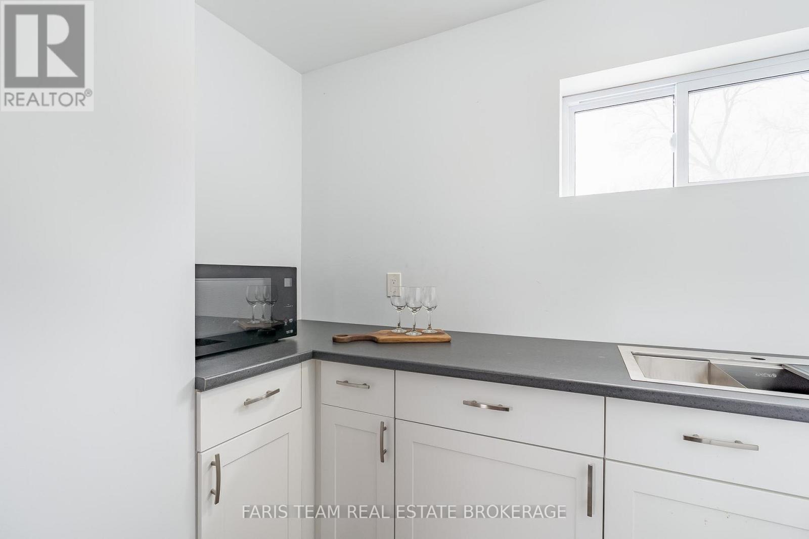 10 SURREY LANE - 28