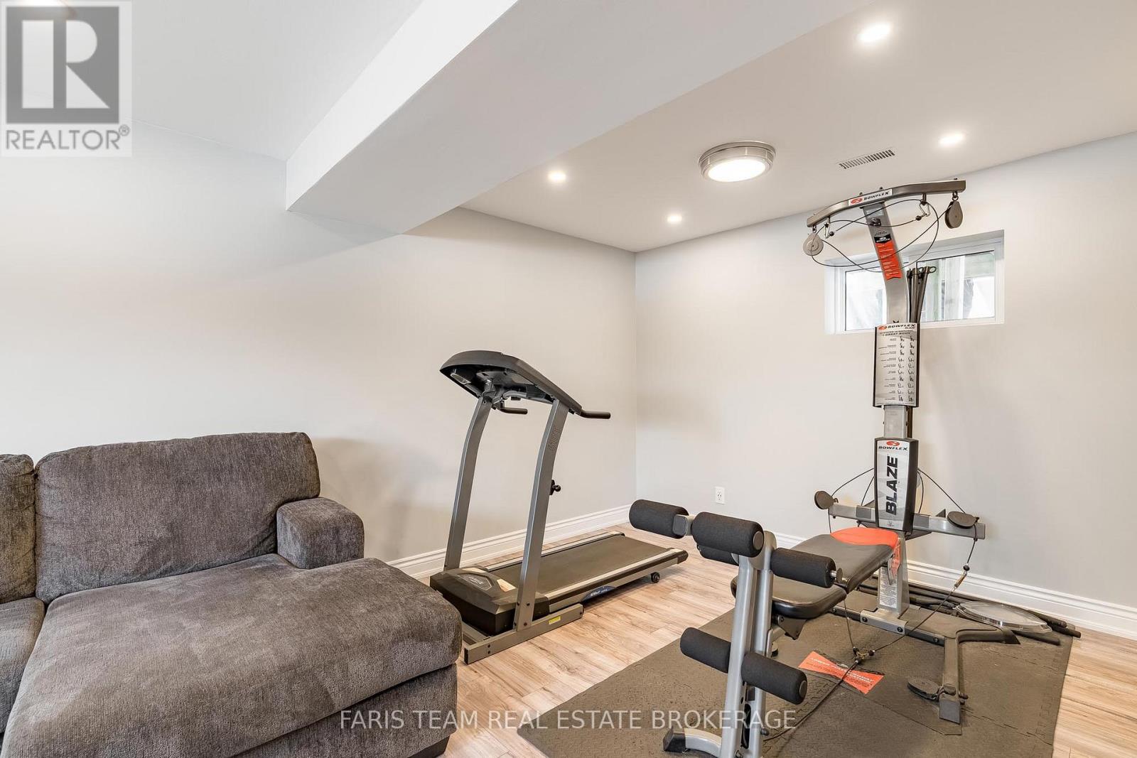 10 SURREY LANE - 24