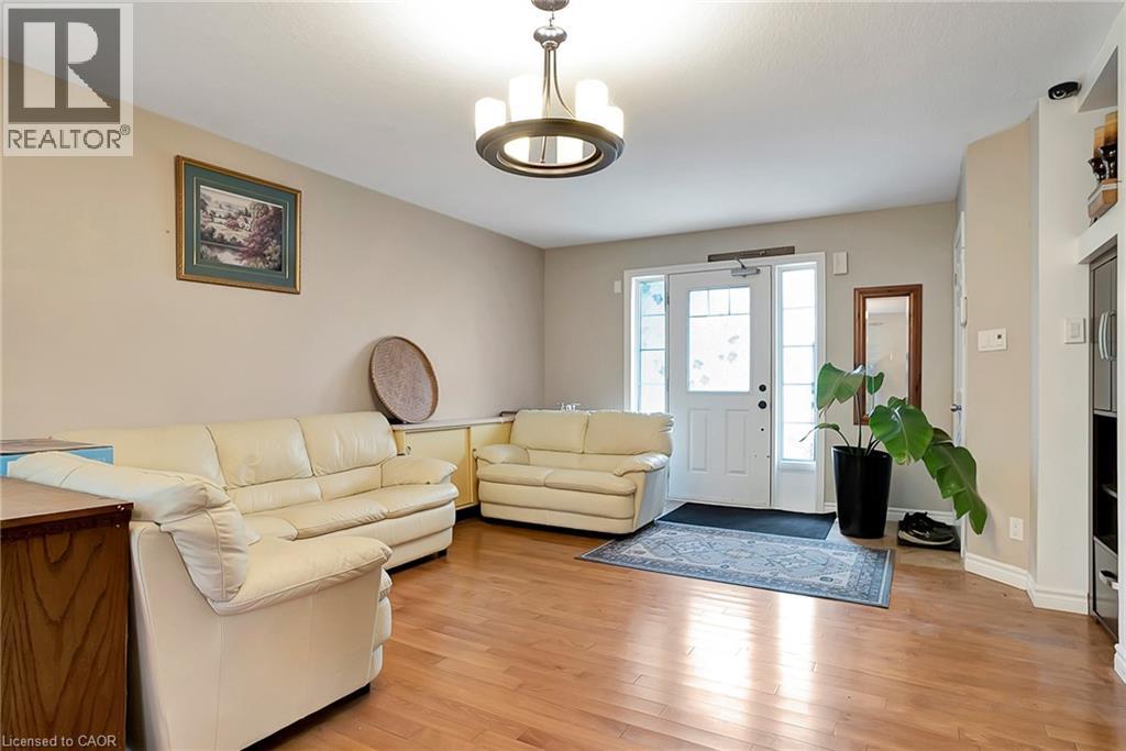 1392 DOON VILLAGE Road, Kitchener, Ontario, N2P1A5 — Photo 3