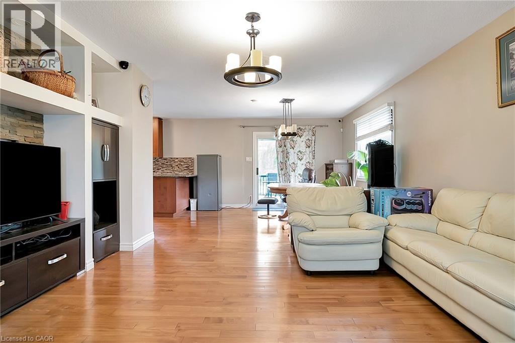 1392 DOON VILLAGE Road, Kitchener, Ontario, N2P1A5 — Photo 5