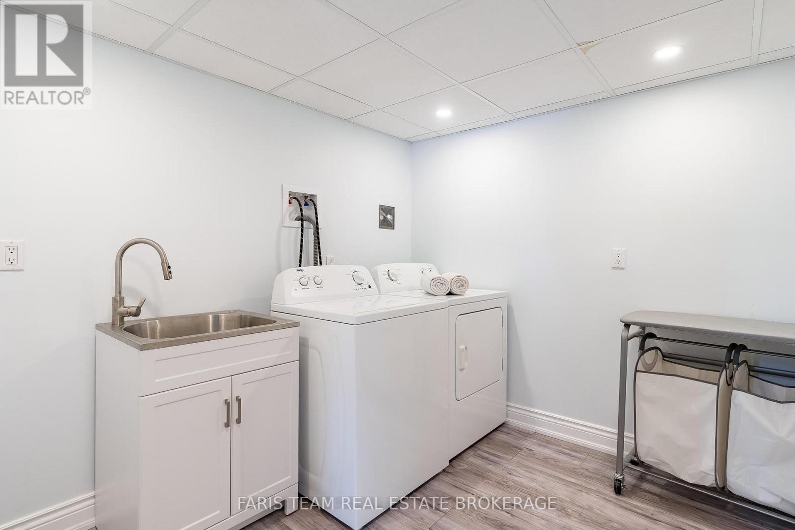 10 SURREY LANE - 32