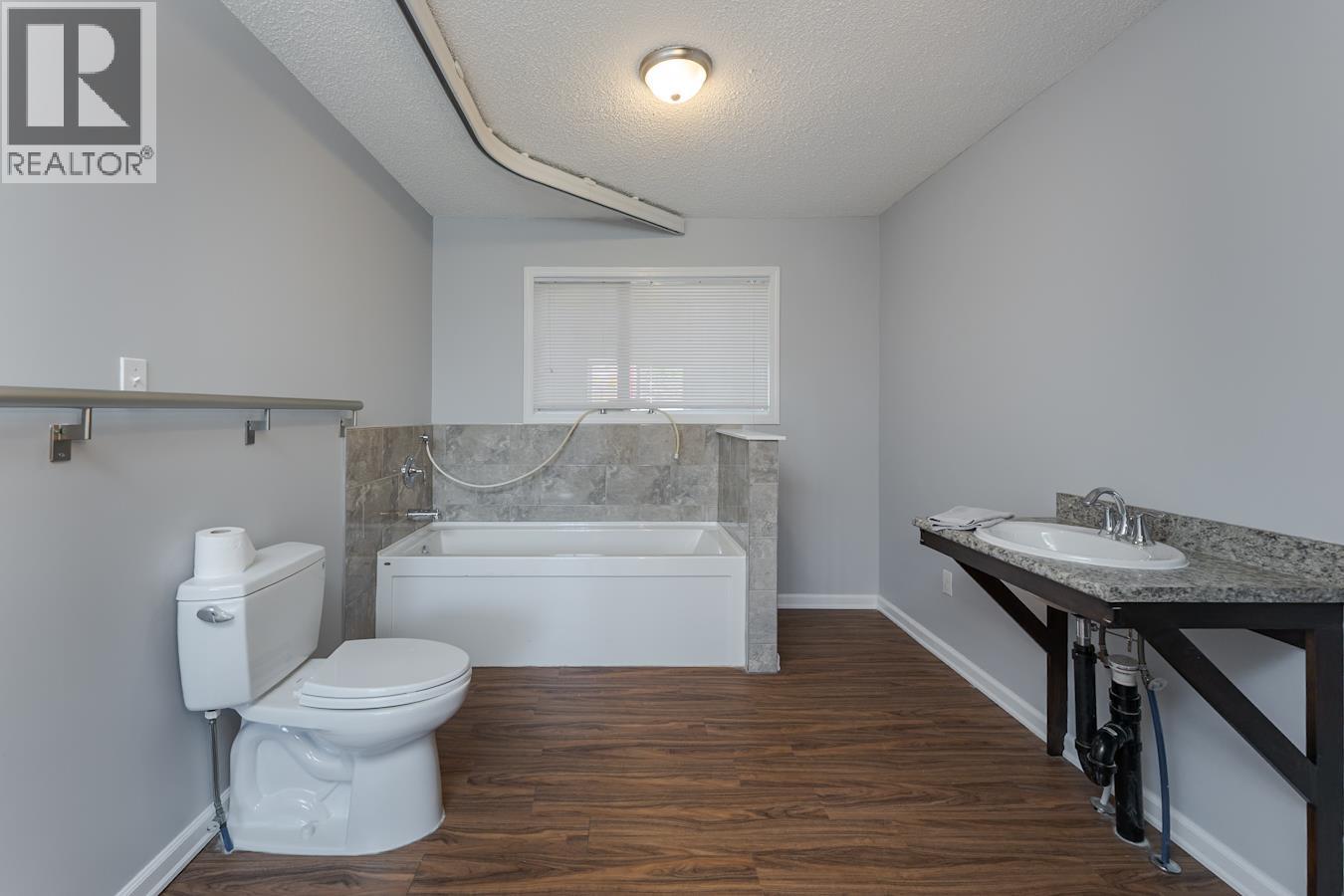 7759 QUEENS CRESCENT - 14