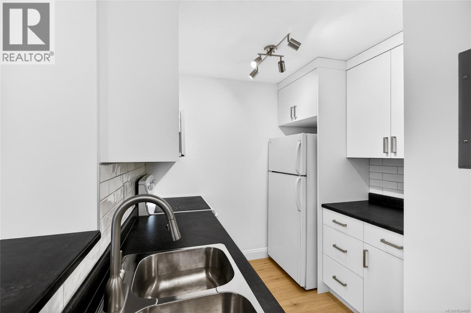 #108 2560 Wark St - 15