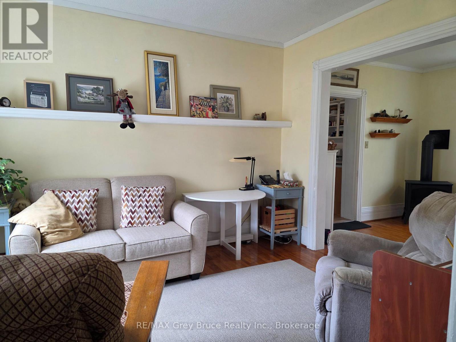 648 9TH STREET E - 9