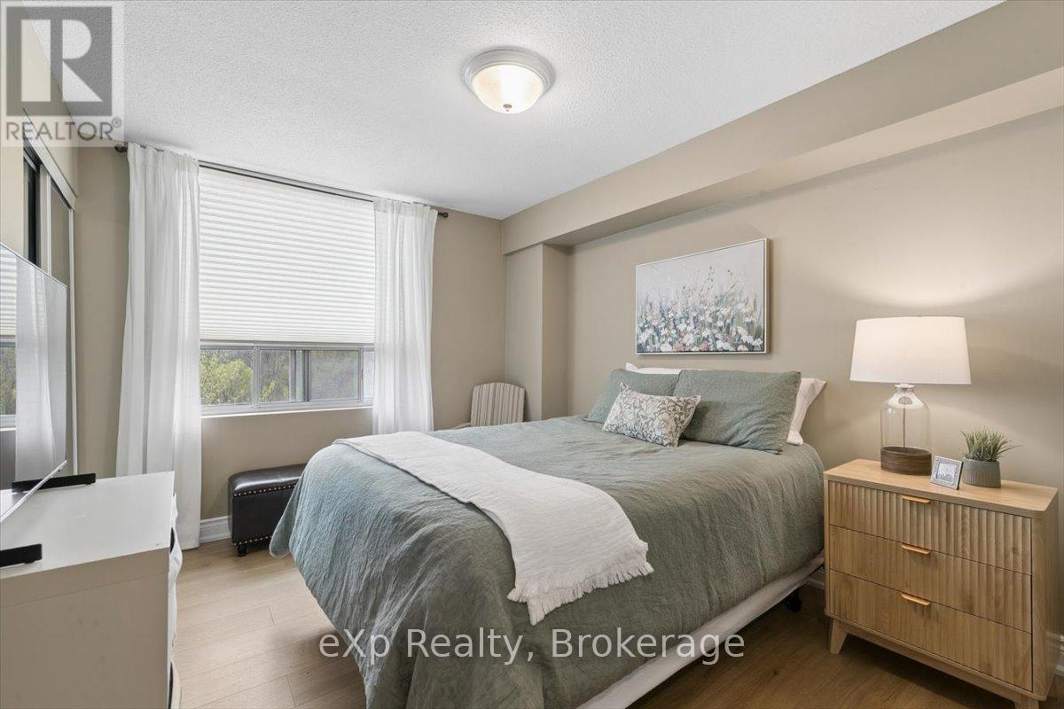#403 39 STAVEBANK ROAD N - 14