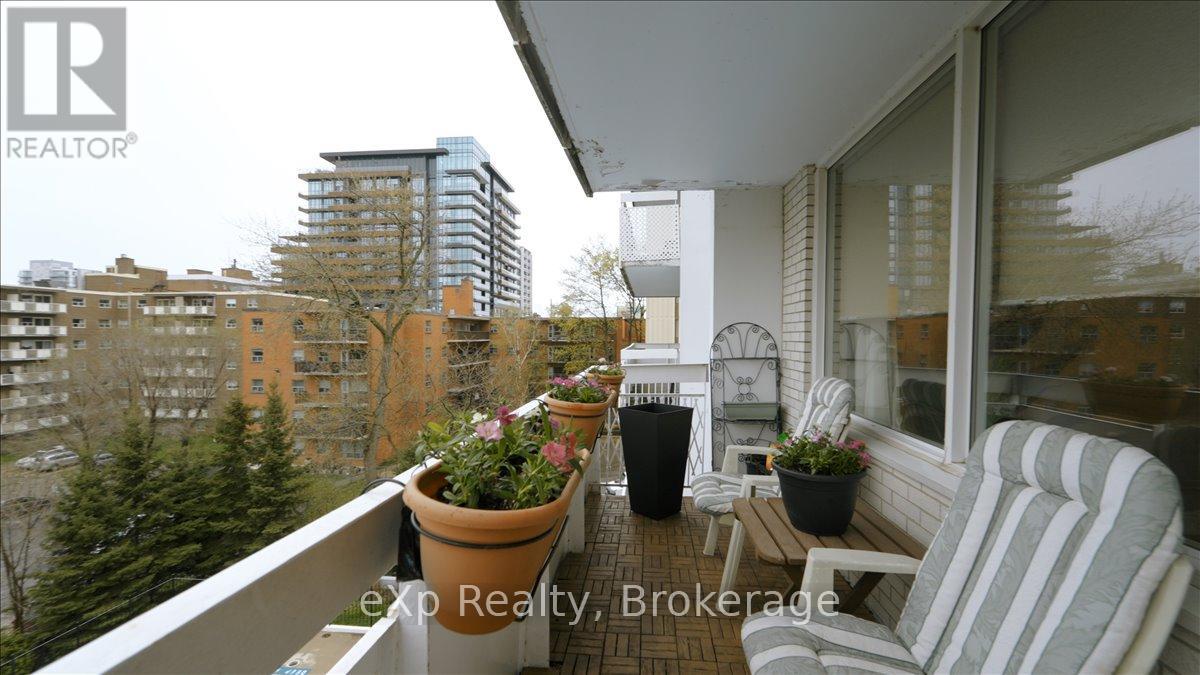 #403 39 STAVEBANK ROAD N - 19