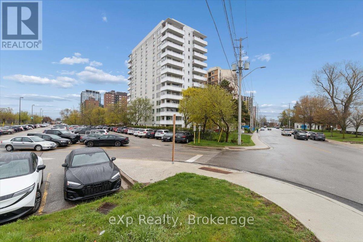 #403 39 STAVEBANK ROAD N - 22