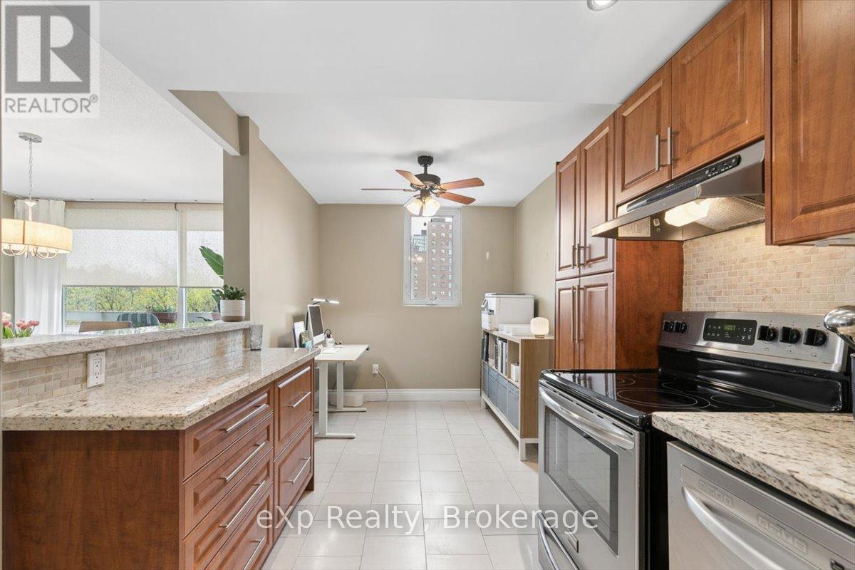 #403 39 STAVEBANK ROAD N - 7