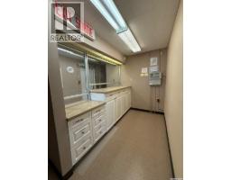 300/302 8th Avenue W, Kindersley, SK S0L1S0 Photo 10