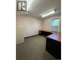300/302 8th Avenue W, Kindersley, SK S0L1S0 Photo 11