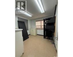 300/302 8th Avenue W, Kindersley, SK S0L1S0 Photo 18
