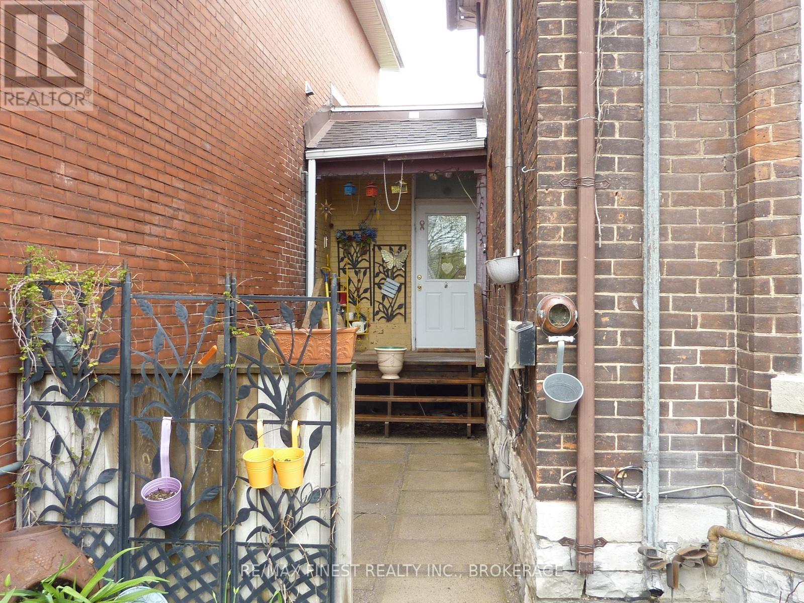 283 MONTREAL STREET - 10