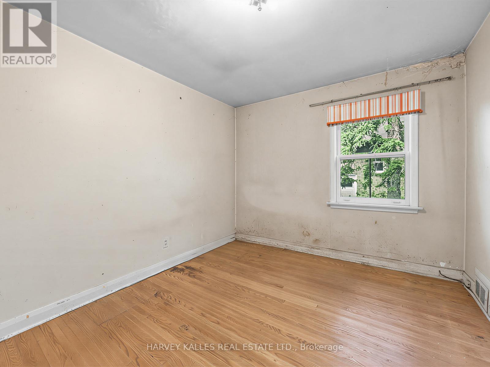 12 INVERMAY AVENUE - 16