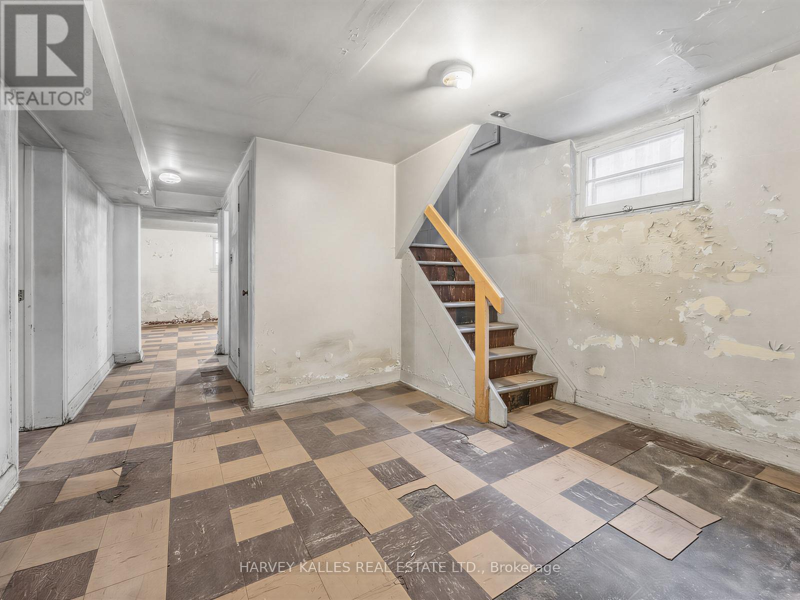 12 INVERMAY AVENUE - 24