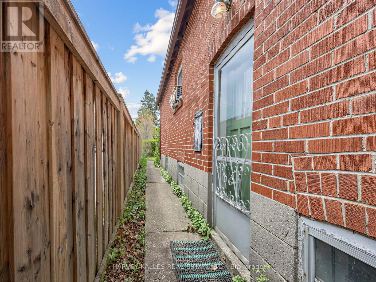 12 INVERMAY AVENUE - 36