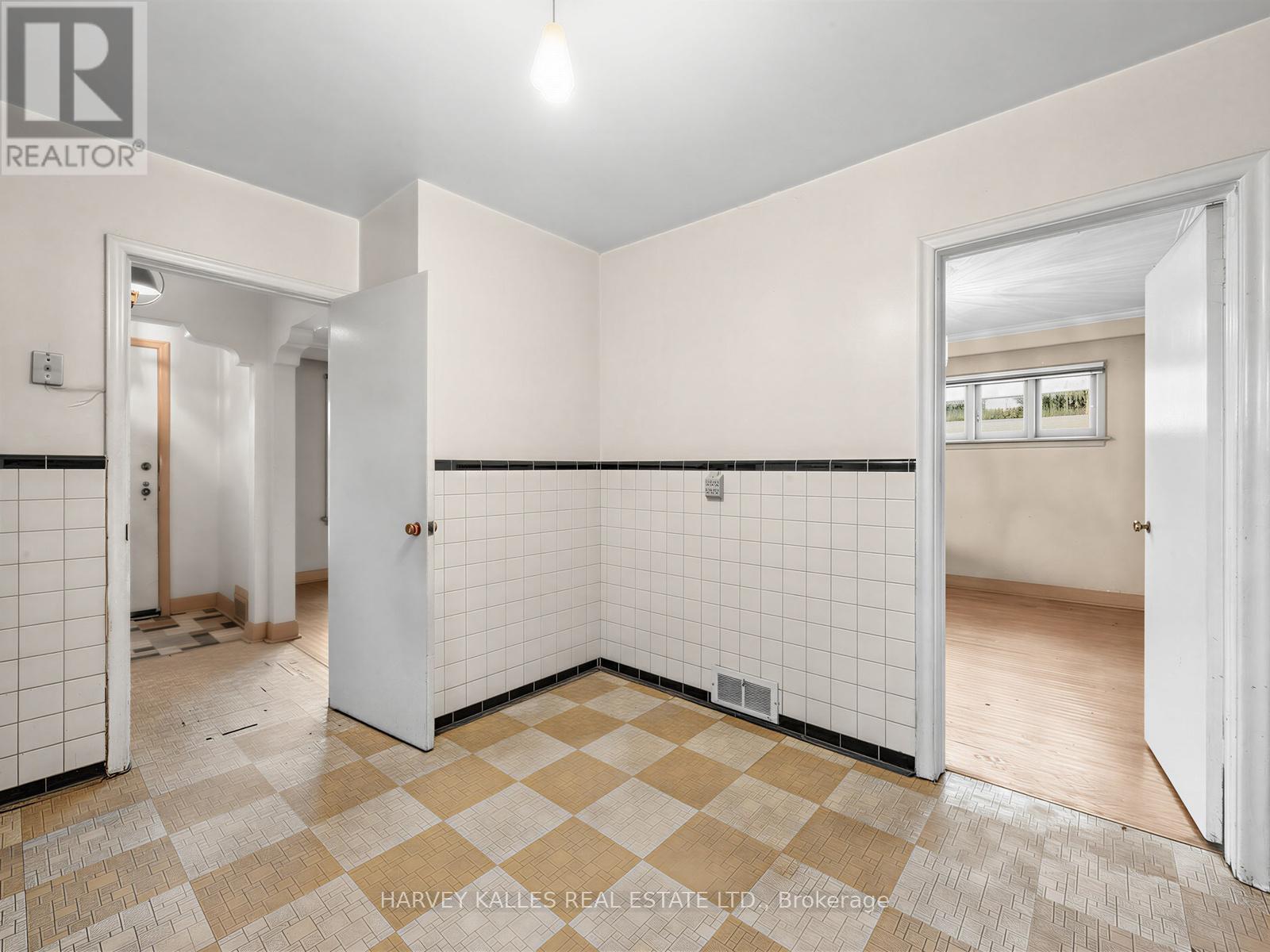 12 INVERMAY AVENUE - 7